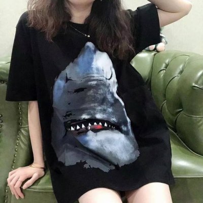 Gvc纪梵希 经典款大鲨鱼印花短袖 面料 240克双纱高密度纯棉面料 - 工艺: 整件衣服采用精密压花工艺 - 男女同款均可驾驭 - 尺码 M L Xl Xxl