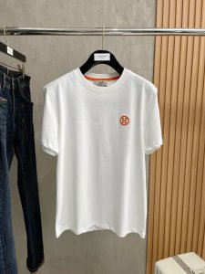 爱马仕25Ss春夏新款首发专柜最新款短袖圆领T恤 高端订制 设计前卫时尚 品牌Logo重工艺设计 高端定制240克面料.手感柔软.穿着舒适.专柜级别精致车线.颜