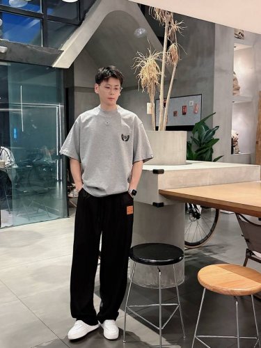 巴黎新款凉感短袖，定制原版顶级棉面料，前面印胶Logo点缀，颜色鲜艳夺目，上身有型，单穿，男女同款，时尚百搭！码数 S-Xl