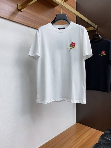 lv 路易威登 2025新款原单男士休闲阔版短袖T恤！高端定制 高版本 时尚百搭爆款 宽松版 原版进口双股纯棉面料 螺纹袖口.领口衣摆 手感超柔软细腻 穿着亲肤