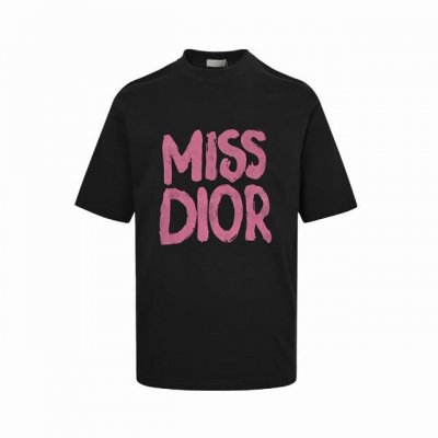 Dior 迪奥 25Ss 字母印花短袖 新款25S迪奥字母印花短袖T恤，纯棉洗水面料，洗水后300克重左右。柔软亲肤细腻。做工细致，厚度适中。男女同款，宽松版型
