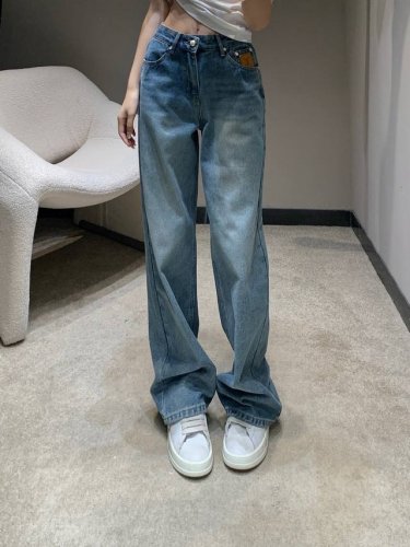 louis Vuitto* 25Ss春夏新款 口袋刺绣直筒长裤丨独家高版出品！采用100%纯棉的面料 牛仔上身柔软面料穿起来非常舒适 多种水洗工艺 纹理做旧清晰
