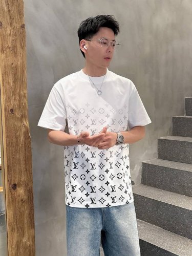 lv 2025春夏新款男女同款短袖T恤，！定制专属纯棉面料，定制原版工艺螺纹，胸前重工字母Logo工艺设计！简约大方，从容百搭，档次极高，完美融入时尚还有风情感