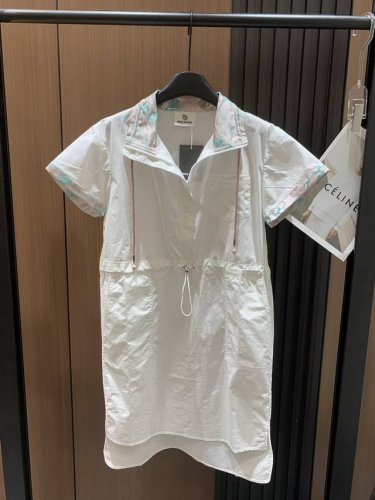 qoy2025新版连衣裙 拼接刺绣花纹 立领设计 休闲运动感 腰部可调节收腰设计 风衣面料，上身有型不软塌 自在舒适 出街 户外休闲运动都 两个色 Sml