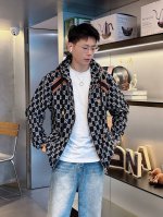 古驰 2025春季专柜新款休闲时尚夹克 超前卫设计风格 细腻舒适 穿着非常轻便不易起皱。多重重工艺 整体的设计颇具视觉感，上身休闲有型，有一定的挺括度，绝对走在