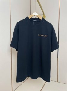 范思哲重工美杜莎烫钻T恤 经典品牌字母Logo+后幅美杜莎 将前卫 叛逆 感性的设计展现的淋漓尽致 塑造出“致命的吸引力” 280克纯棉面料舒适透气 黑白双色