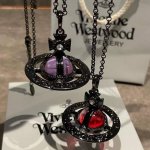 西太后 Vivienne Westwood雕花中号枪色土星项链 完全挪不开眼的绝美程度，土星周围满是雕花，红色 紫罗兰色更是适合秋冬的搭配，每一个都是绝色。 颜