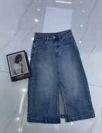 新款 后开衩牛仔半裙！ 细节实拍 Marn* 开衩复古简约版半裙 又L自带气场的单品，做了小开衩视觉上拉长腿效果 洗水蓝美式复古好绝，经典蓝高级感十足，时髦感拉