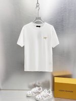始祖鸟 重磅推荐 2025Ss夏装新品 专柜在售 最新系列图案Logo短袖T恤 必须人手一件的节奏 进口顶极精梳棉面料 极为亲肤舒适 摸上去非常的细腻 质感很好