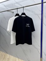 Arc*始祖鸟 2025Fw春夏新品圆领打底外穿T恤 立体感Logo微廓形半袖纯棉打底 手感面糯有骨感 柔而有韧性 工艺处理 韧性和抗皱性能得到大幅度提高 微廓