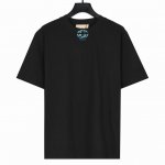 Gucci 古驰 25Ss 领口老花刺绣限定短袖 面料采用280克纯棉40织面料，厚厚的质感，非常柔软舒适，印花采用进口浆料印刷胶浆，色彩还原度高，大身螺纹对色