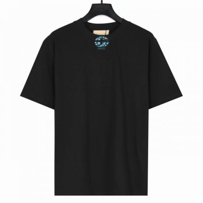Gucci 古驰 25Ss 领口老花刺绣限定短袖 面料采用280克纯棉40织面料，厚厚的质感，非常柔软舒适，印花采用进口浆料印刷胶浆，色彩还原度高，大身螺纹对色