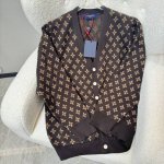 Louis Vuitton路易威登 1VFw新款Monogram刺绣老花绵羊毛针织 本款针织衫取材柔软羊毛 以浓郁色彩为寒冷天气增添暖意 全幅Monogram提