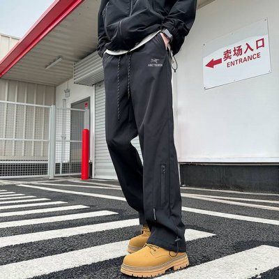 上新 Arc'teryx 始祖鸟海外户外防水冲锋裤，男女同款休闲裤，今年流行的面料，小红书主播推荐，上身质感满满，版型立体，完美修饰腿型，可随意日常搭配，不费劲