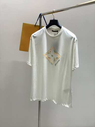 louisvuitton 路易威登，2025夏季最新款，专柜同步有售，原单狠货，时尚休闲圆领短袖T恤，上身很有特点！吸睛而有亮点，进口原版面料，顶级贴钻工艺字母