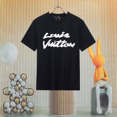 高品质] Louis Vuitton 路易威登 25Ss春夏新款圆领羊毛针织短袖，定制面料羊毛针织材质 质感高级 舒适柔软 圆领短袖毛衣 领口袖口螺纹包边与衣摆