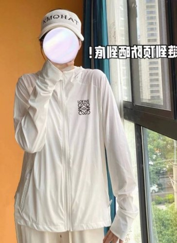 罗意威Loewe基础款百搭宽松情侣款防晒服 无感上身上轻入羽毛！ 采用德国技术编织混织面料 防晒 100%防紫外线，有效保护身体每一寸肌肤！手感柔软顺滑 干爽亲