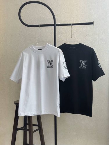 款号X153 Lv路易威登Logo贴布图案刺绣圆领短袖 官网买的样衣回来打的板 原色原版1:1 市场发这么低不发这个价格p没办法 情侣同款 全套包装 三标齐全