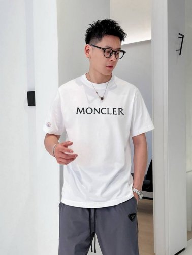 moncler 蒙口 2025春夏新品 三标齐全 立体植绒工艺 丝光棉短袖T恤 好货不用过多介绍 看细节 专柜码数：M-Xxxl 175 140建议L