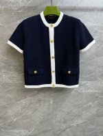春夏新款上新啦 G家蓝色短袖开衫 2025春夏系列 圆领单排扣设计 复古金扣点缀 蓝白配色高级洋气 棉质编织面料 舒适挺括 正常版型 上身显瘦又气质 商标齐全