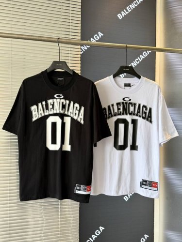 顶级版本 区别通过 巴黎世家2025Ss春夏新款篮球系列超曼联10号球衣短袖水洗工艺.日本百灵达刺绣印花短袖T恤.宽松版本.男女同款 : 颜色：黑色 白色 本市
