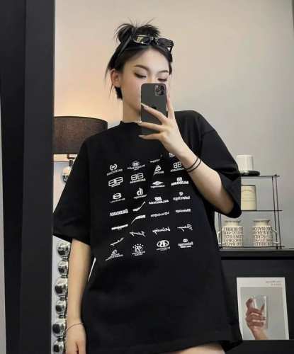上新！ Balenciaga巴黎世家前后满印Logo侣款短袖T！宽松版型！ 采用顶级230克凯迪纯棉爽滑面料！突出精致！质感无敌！ 进口烧浆印花 绝不开裂！前后