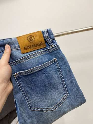 balmain 巴尔曼、2025最新品，专柜同步有售，原单狠货，水洗休闲牛仔裤，进口原版水洗弹力面料，舒适有弹性，原版五金辅料装饰Logo，版型超正，档次极高，