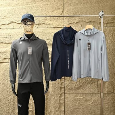 descente 迪桑特夏季新款男士户外防晒衣 情侣款连帽皮肤衣外套。采用防风防泼水轻薄面料柔软透气，面料主打轻量透气防晒，科技成分浓厚！ 腋下带透气孔。人体力