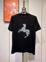 p230 Herm*S 爱马仕圆领短袖T恤。选用进口100%丝光双面面料，以天然植物纤维提炼出来，手感柔软，穿着舒适，完全不易有刺激皮肤，这样的面料吸湿性、透气