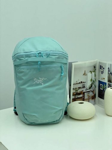 品名：始祖鸟五色双肩包 男女轻便休闲双肩包户外旅行包时尚简约运动背包 Arcteryx 始祖鸟 Heliad15 五色双肩背包15L大容量，能满足平时日常使用
