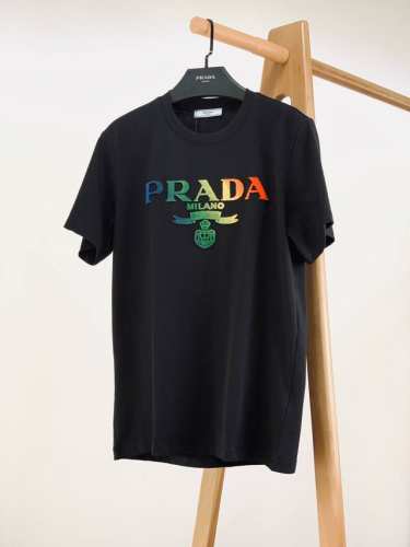 prada 普拉达 2025Ss春夏新品 牙刷绣字母标识短袖，胸前牙刷绣工艺字母图案，色彩鲜明 完美的符合 最新系列风格的时尚理念，体验最新风情！！纯棉质打造内