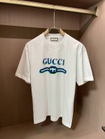 gucc 2025春夏新款首发专柜最新款短袖圆领T恤 高端订制 设计前卫时尚！品牌Logo重工艺设计 高端定制260克面料.手感柔软.穿着舒适.专柜级别精致车线