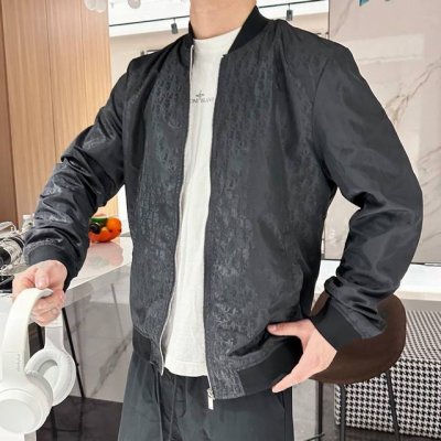 迪奥 顶级版本 2025早春夹克外套 原版1:1订制五金配件全进口原版定制 欢迎专柜对比 超柔软 超级重工 面料做工杠杠的版型完美 注意面料超舒服 独家款 Dm