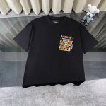 Fendi 芬迪 2025款高级刺绣拉链口袋贴饰短袖圆领T恤 Logo标识精致升级。胸前彩色双刺绣贴袋图案点缀，饱满立体绣线营造立体Logo形象，经典时尚 原版