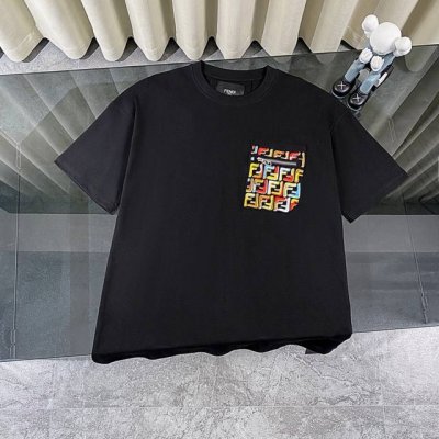 Fendi 芬迪 2025款高级刺绣拉链口袋贴饰短袖圆领T恤 Logo标识精致升级。胸前彩色双刺绣贴袋图案点缀，饱满立体绣线营造立体Logo形象，经典时尚 原版