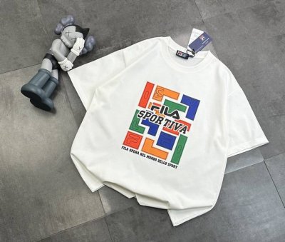 潮牌Fila斐乐棋盘格官网同款同步短袖！胸Qianlogo点缀胸前，简约又不失时尚感，一眼就狠狠拿捏住了！正肩版型对各种身材都很友好，穿起来整个人显得挺拔又精神