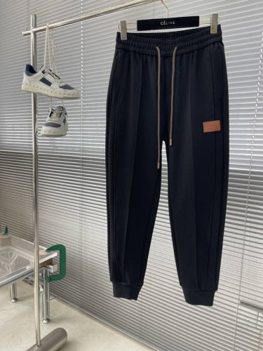 Bbr 2025 春夏休闲卫裤 美学的焕新诠释,演绎浓郁的格调型时尚风范,细节感和设计感强悍.经典品牌标识做为色彩搭配,演绎经典的品牌时尚,为整体造型增光添彩.