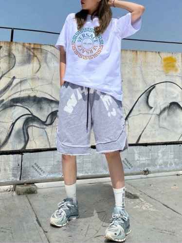 上新！范思哲经典短袖T恤，标志Logo极简的设计转化为服装语言，就如这件基础短袖T恤，有着极其细腻的面料质感，平淡中无处不透入极简高级质感！ 简单、个性、品牌辨