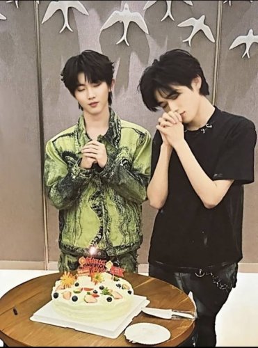 w167#P110 同步We11Done官网25Ss春夏新款爱豆宋亚轩同款朋克摇滚风金属穿孔怀旧短袖T恤衫 颜色：黑色，白色，灰色，红色,S ,M L