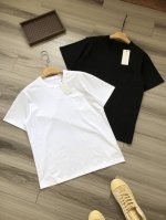 sacai X Wtaps 联名款 Ss25 后背字母Logo刺绣 胸前口袋 男女款圆领短袖半袖T恤. 颜色 白色 黑色. 尺码 S M L Xl. 材质 原版