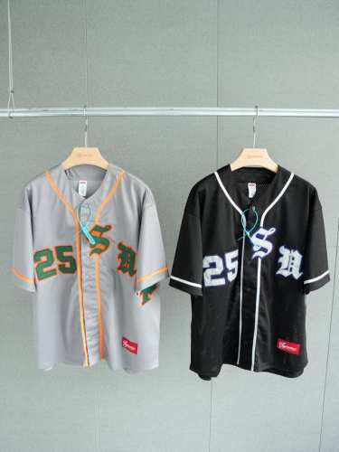 顶级单品 Supreme Ss25 Week5 Old English Baseball Jersey 斜纹贴花网眼短袖棒球球服 男女同款 - 颜色 黑色 灰色