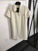 款号20252229 Ysl*新款 Logo胸针装饰 polo领短袖连衣裙，米白色，黑色，Sml， M码；肩宽37，胸围100，袖长19，长89