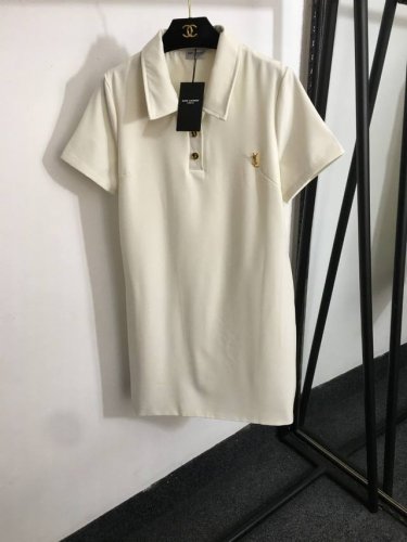 款号20252229 Ysl*新款 Logo胸针装饰 polo领短袖连衣裙，米白色，黑色，Sml， M码；肩宽37，胸围100，袖长19，长89