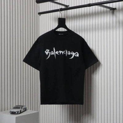 Balenciaga 巴黎世家 25Ss 字体短袖T恤 面料采用定制240G 26支特滑双股精棉平纹高密无尘全棉布料 前幅高密度加厚 走线平整 代工品质 全套定