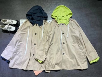 pp 新款Miumi**女士卡其色拼黄色和蓝色连帽风衣外套 出货，两种穿法，两穿，两面单独做了再和，光车位上就耗了近一个月才出货，珍惜现货，拿货必补单款，两色S