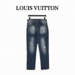 本子自取 Louisvitton 路易威登 后背四叶草Logo刺绣牛仔裤 今年为止做的最牛逼的牛仔裤，重度水洗工艺，暗藏玄机的细节非常多，这次主推的裤子无论是版