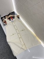 chane*2025新品上架 皮革链条针织背心裙 定制Yb羊毛纱线织造 柔软舒适 洋气显瘦 圆领开衫背心裙剪裁 通体包边以立体皮革链条环绕 充分彰显香家华贵质感