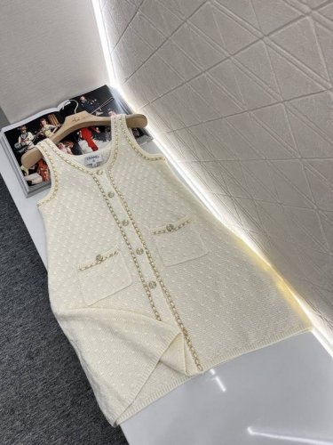 chane*2025新品上架 皮革链条针织背心裙 定制Yb羊毛纱线织造 柔软舒适 洋气显瘦 圆领开衫背心裙剪裁 通体包边以立体皮革链条环绕 充分彰显香家华贵质感