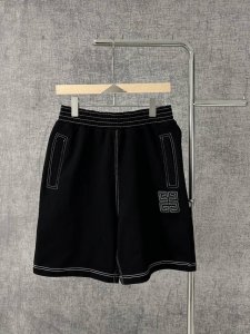 Givenchy纪梵希2025夏季新款刺绣休闲运动短裤男士 这款纪梵希短裤 主体为经典黑色 腰部配有罗纹设计 贴合身形且舒适自在 同时以白色明线勾勒 增添细节层