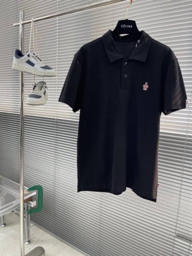 mon 25Ss春夏新款翻领T恤 延续经典立标Logo点缀 商务休闲翻领Polo恤.该款Polo衫采用棉质珠地面料制成，隽永设计可跨越时尚潮流。经典款型，点缀三